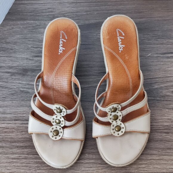 Clarks Strappy Sandals Sz 8 Beige Brown Leather Round Toe Slip On Heeled Sandal - Picture 4 of 15